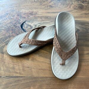VIONIC Tasha Brown Studded Thong Flip Flop Comfortable Sandals  Womens Sz 9